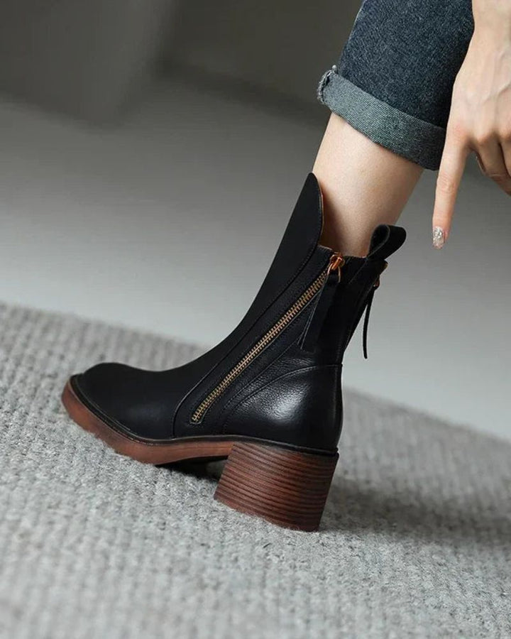 Valorine™ | Black leather boot with a comfortable heel, elegant and timeless.