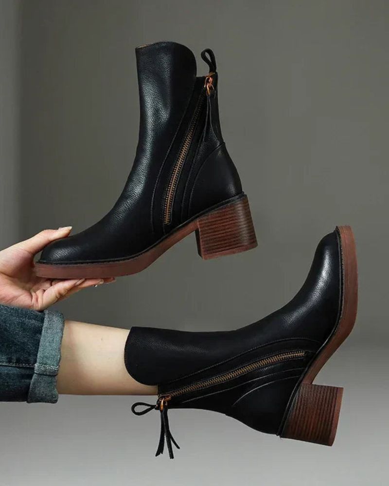 Valorine™ | Black leather boot with a comfortable heel, elegant and timeless.