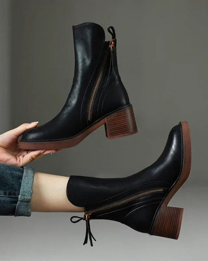 Valorine™ | Black leather boot with a comfortable heel, elegant and timeless.