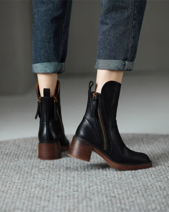Valorine™ | Black leather boot with a comfortable heel, elegant and timeless.