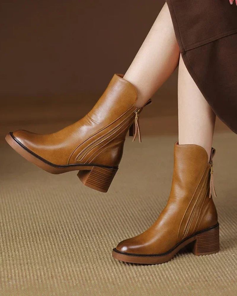 Valorine™ | Black leather boot with a comfortable heel, elegant and timeless.