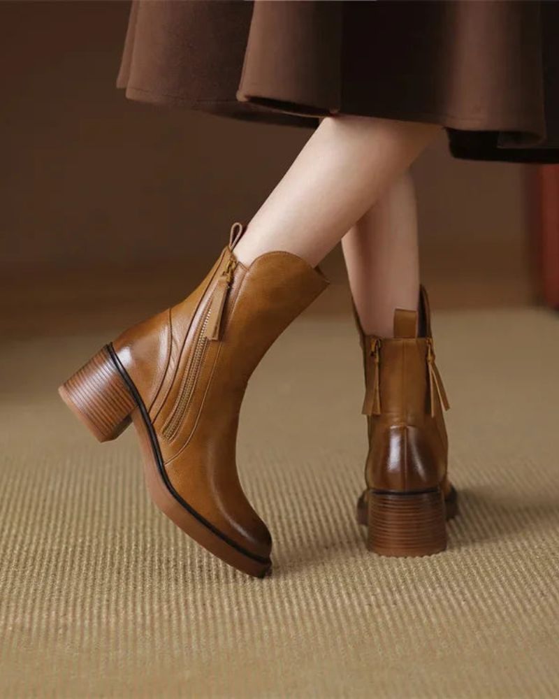 Valorine™ | Black leather boot with a comfortable heel, elegant and timeless.