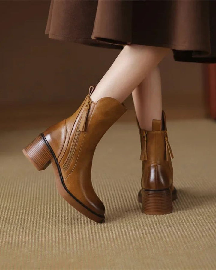 Valorine™ | Black leather boot with a comfortable heel, elegant and timeless.