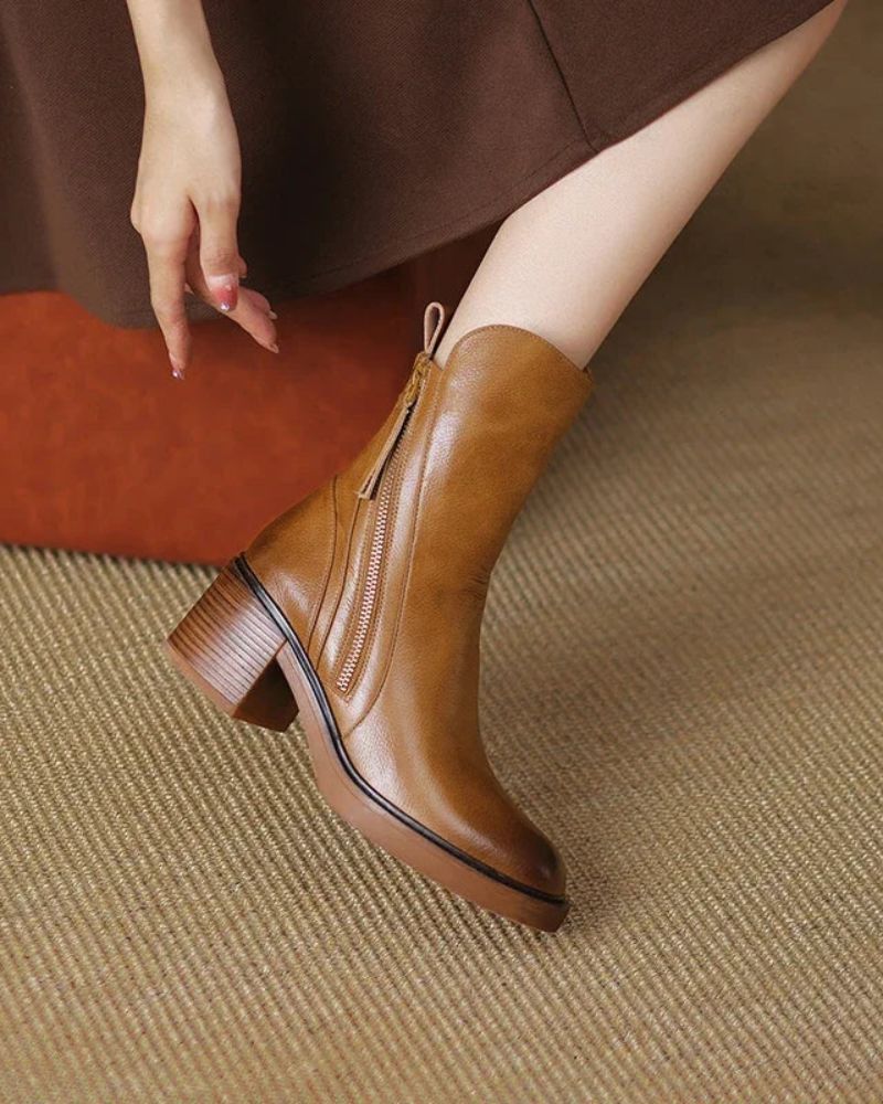 Valorine™ | Black leather boot with a comfortable heel, elegant and timeless.