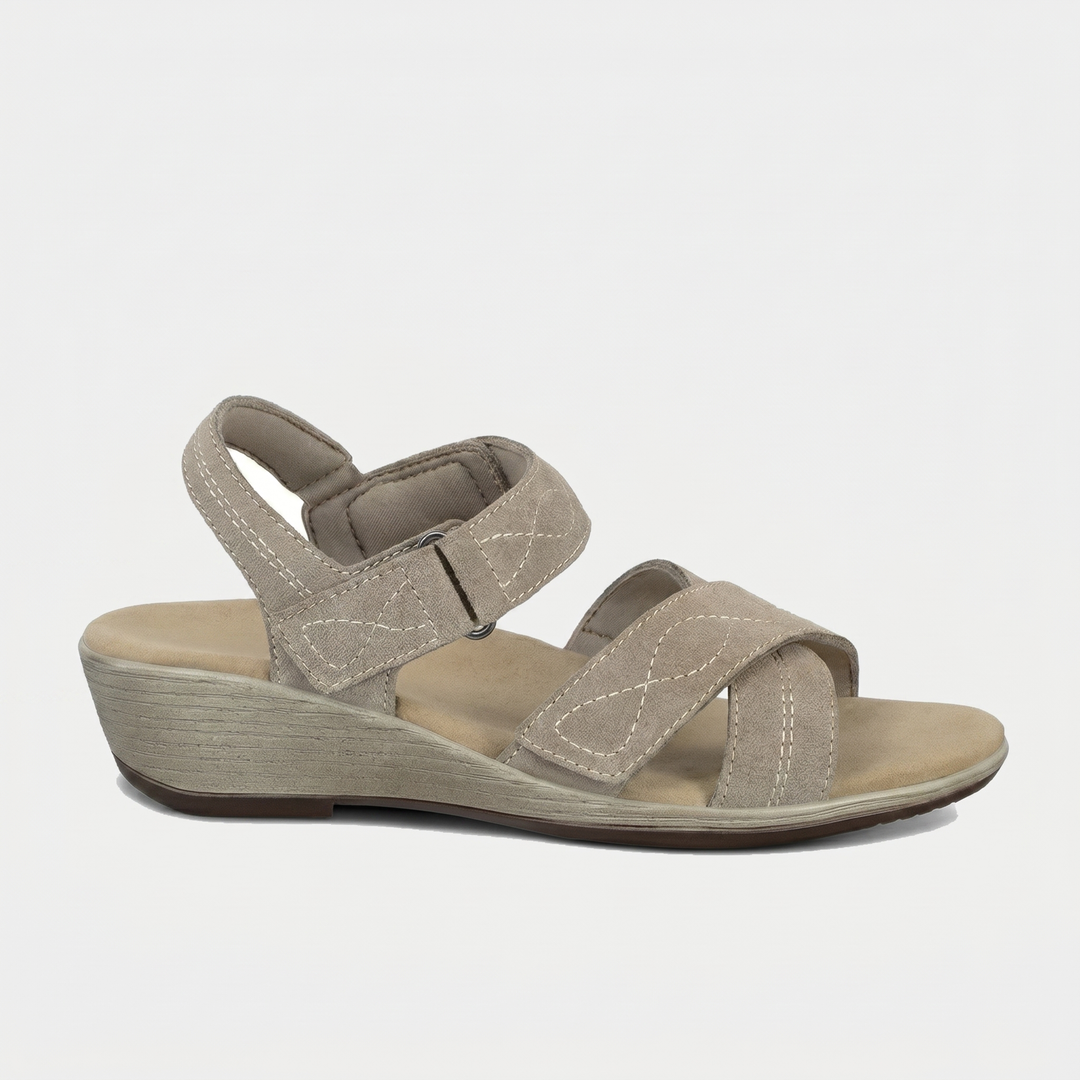 Holly – Natural warmth in gentle camel brown